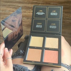 HUDA beauty 3D highlighter palette